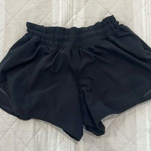 Lululemon 4’ hotty hots in size 4 black
